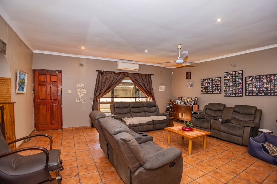 5 Bedroom Property for Sale in Peerless Park Western Cape